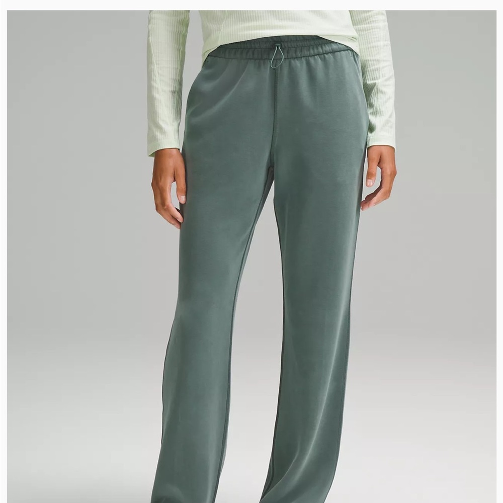 Lululemon Softstreme High-Rise Pant
Regular.